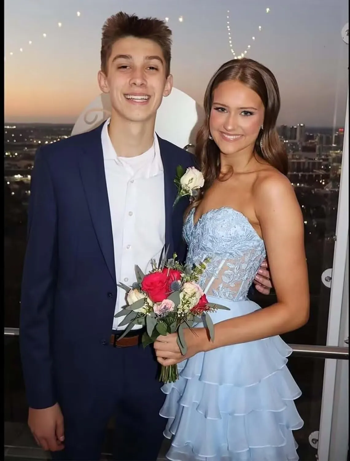 Short Homecoming Dresses for Teens 2025 Chiffon Lace Applique Strapless Prom Dresses Tiered Mini Cocktail Party Gown
