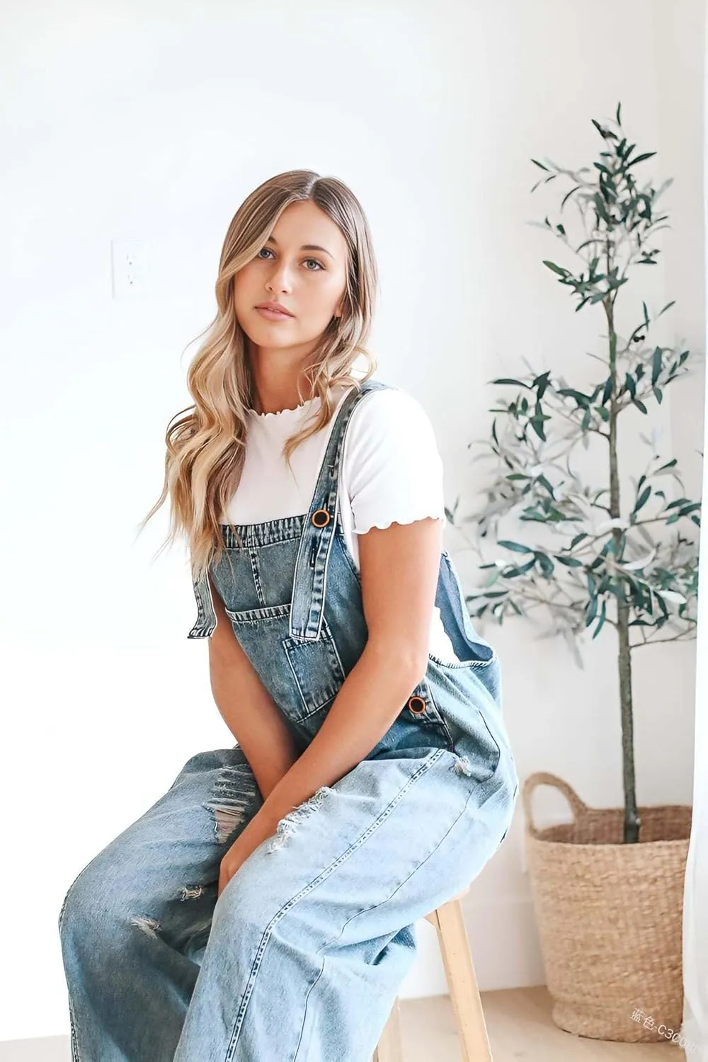 utcoco Women's Casual Adjustable Straps Denim Bib Overalls Distressed Ripped Wide Leg Jeans Long Pants Jumpsuits